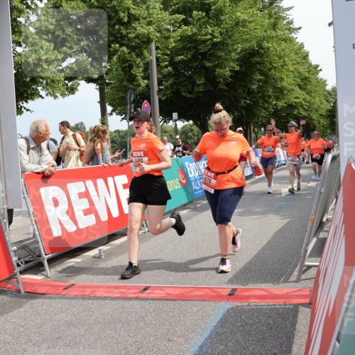 15.06.2025 - REWE Women's Run Strokosch-Dieckow http://msf.ph/oto/7937394 15.06.2025 11:11:15 Ziel 5035, 5036, 5037, 5038, 5192, 5283, 5286, 5362, 5382, 5476, 5480, 5588, 5684, 5689 meine-sportfotos.de