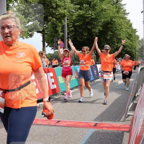 15.06.2025 - REWE Women's Run Strokosch-Dieckow http://msf.ph/oto/7937452 15.06.2025 11:11:17 Ziel 5033, 5165, 5192, 5283, 5286, 5362, 5382, 5407, 5445, 5476, 5480, 5588, 5684 meine-sportfotos.de
