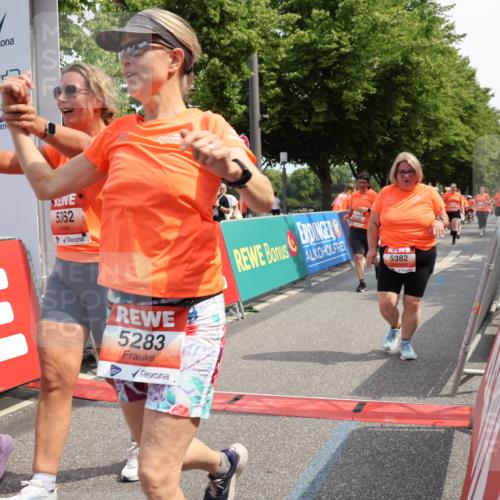 15.06.2025 - REWE Women's Run Strokosch-Dieckow http://msf.ph/oto/7937490 15.06.2025 11:11:19 Ziel 5033, 5165, 5192, 5283, 5362, 5382, 5407, 5445, 5476, 5480, 5684 meine-sportfotos.de