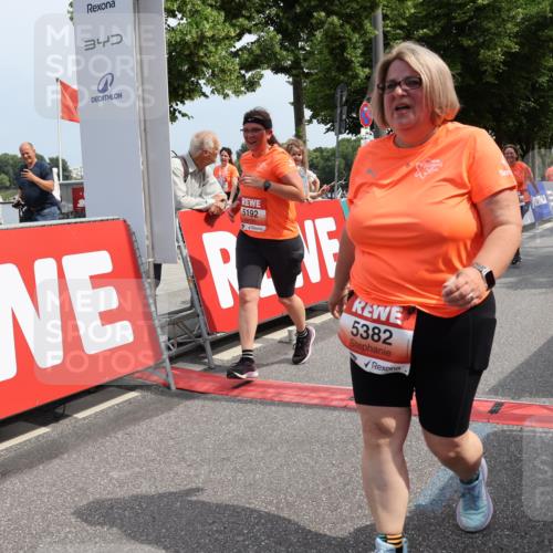 15.06.2025 - REWE Women's Run Strokosch-Dieckow http://msf.ph/oto/7937552 15.06.2025 11:11:21 Ziel 5011, 5033, 5165, 5192, 5283, 5362, 5382, 5407, 5445, 5446, 5476, 5480, 5587, 5684 meine-sportfotos.de