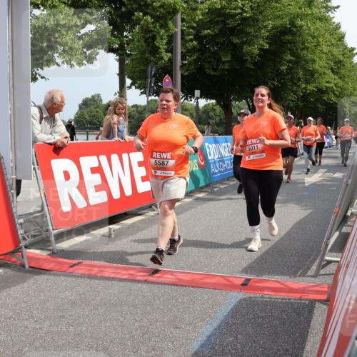 15.06.2025 - REWE Women's Run Strokosch-Dieckow http://msf.ph/oto/7937668 15.06.2025 11:11:26 Ziel 5011, 5033, 5119, 5165, 5192, 5232, 5291, 5382, 5407, 5445, 5446, 5504, 5527, 5587 meine-sportfotos.de