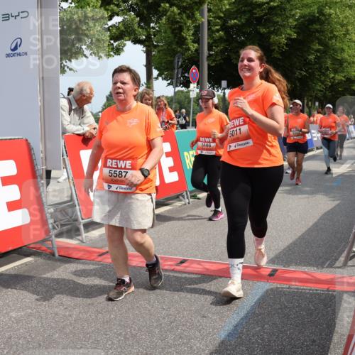 15.06.2025 - REWE Women's Run Strokosch-Dieckow http://msf.ph/oto/7937692 15.06.2025 11:11:27 Ziel 5011, 5033, 5119, 5165, 5192, 5232, 5291, 5407, 5445, 5446, 5504, 5527, 5587 meine-sportfotos.de