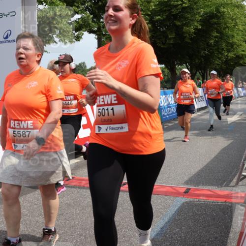 15.06.2025 - REWE Women's Run Strokosch-Dieckow http://msf.ph/oto/7937709 15.06.2025 11:11:28 Ziel 5011, 5033, 5119, 5165, 5192, 5232, 5291, 5407, 5445, 5446, 5504, 5527, 5587, 5677 meine-sportfotos.de