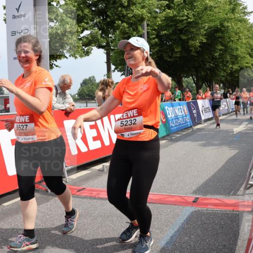 15.06.2025 - REWE Women's Run Strokosch-Dieckow http://msf.ph/oto/7937815 15.06.2025 11:11:32 Ziel 5011, 5119, 5232, 5237, 5239, 5291, 5411, 5412, 5446, 5504, 5527, 5587, 5677 meine-sportfotos.de