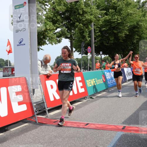 15.06.2025 - REWE Women's Run Strokosch-Dieckow http://msf.ph/oto/7937856 15.06.2025 11:11:35 Ziel 5119, 5232, 5237, 5239, 5291, 5398, 5411, 5412, 5504, 5527, 5677 meine-sportfotos.de