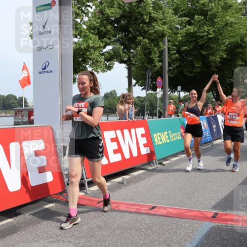 15.06.2025 - REWE Women's Run Strokosch-Dieckow http://msf.ph/oto/7937865 15.06.2025 11:11:35 Ziel 5119, 5232, 5237, 5239, 5291, 5398, 5411, 5412, 5504, 5527, 5677 meine-sportfotos.de