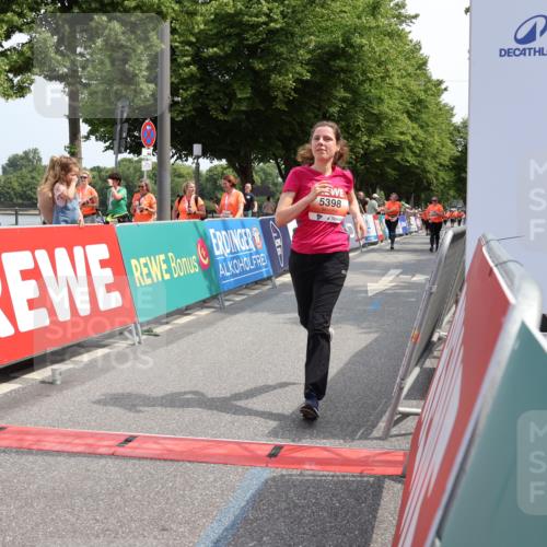 15.06.2025 - REWE Women's Run Strokosch-Dieckow http://msf.ph/oto/7937965 15.06.2025 11:11:39 Ziel 5237, 5239, 5398, 5411, 5412, 5523, 5677 meine-sportfotos.de