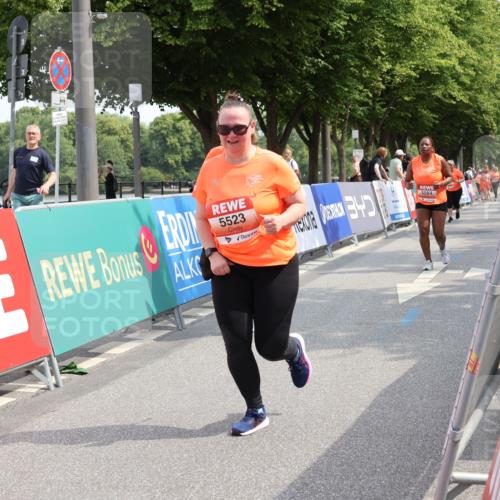 15.06.2025 - REWE Women's Run Strokosch-Dieckow http://msf.ph/oto/7938006 15.06.2025 11:11:45 Ziel 5398, 5523, 5584, 5614 meine-sportfotos.de