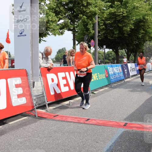 15.06.2025 - REWE Women's Run Strokosch-Dieckow http://msf.ph/oto/7938048 15.06.2025 11:11:46 Ziel 5398, 5523, 5584, 5614 meine-sportfotos.de