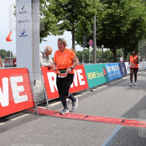 15.06.2025 - REWE Women's Run Strokosch-Dieckow http://msf.ph/oto/7938060 15.06.2025 11:11:47 Ziel 5523, 5584, 5614 meine-sportfotos.de