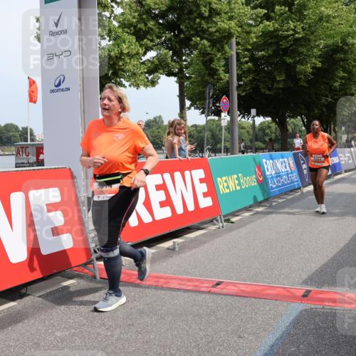 15.06.2025 - REWE Women's Run Strokosch-Dieckow http://msf.ph/oto/7938072 15.06.2025 11:11:47 Ziel 5523, 5584, 5614 meine-sportfotos.de