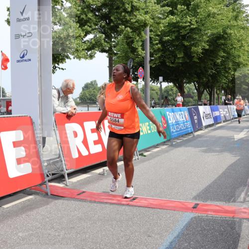 15.06.2025 - REWE Women's Run Strokosch-Dieckow http://msf.ph/oto/7938105 15.06.2025 11:11:49 Ziel 5191, 5523, 5584, 5614 meine-sportfotos.de