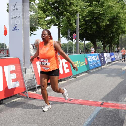 15.06.2025 - REWE Women's Run Strokosch-Dieckow http://msf.ph/oto/7938119 15.06.2025 11:11:49 Ziel 5191, 5523, 5584, 5614 meine-sportfotos.de