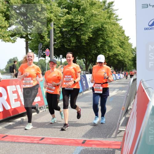 15.06.2025 - REWE Women's Run Strokosch-Dieckow http://msf.ph/oto/7938239 15.06.2025 11:12:07 Ziel 5134, 5137, 5323, 5343, 5512 meine-sportfotos.de
