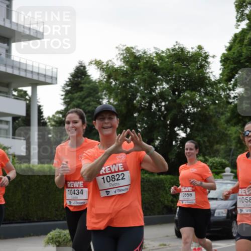 15.06.2025 - REWE Women's Run Jannik Wohlers http://msf.ph/oto/7938256 15.06.2025 08:27:14 Laufen 10822, 10434, 10556 meine-sportfotos.de