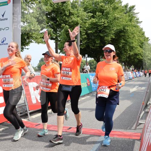 15.06.2025 - REWE Women's Run Strokosch-Dieckow http://msf.ph/oto/7938269 15.06.2025 11:12:07 Ziel 5134, 5137, 5323, 5343, 5512 meine-sportfotos.de