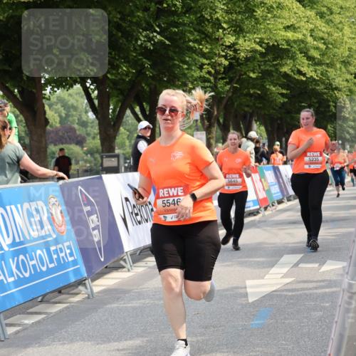 15.06.2025 - REWE Women's Run Strokosch-Dieckow http://msf.ph/oto/7938278 15.06.2025 11:12:19 Ziel 5235, 5546, 5645 meine-sportfotos.de
