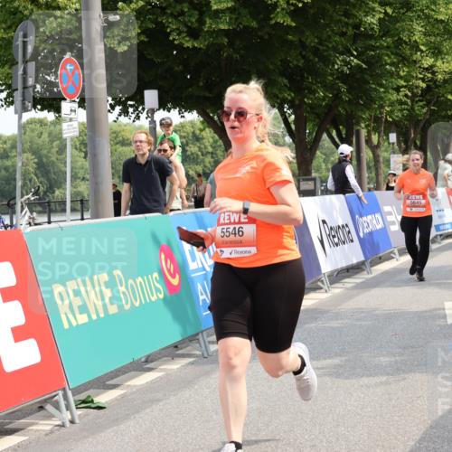 15.06.2025 - REWE Women's Run Strokosch-Dieckow http://msf.ph/oto/7938302 15.06.2025 11:12:20 Ziel 5235, 5546, 5645 meine-sportfotos.de