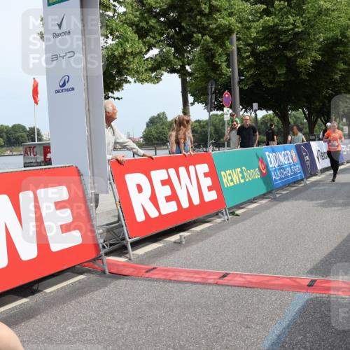 15.06.2025 - REWE Women's Run Strokosch-Dieckow http://msf.ph/oto/7938340 15.06.2025 11:12:21 Ziel 5235, 5546, 5645 meine-sportfotos.de