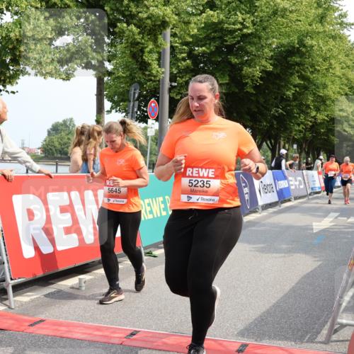 15.06.2025 - REWE Women's Run Strokosch-Dieckow http://msf.ph/oto/7938381 15.06.2025 11:12:25 Ziel 5235, 5386, 5546, 5645, 5650 meine-sportfotos.de