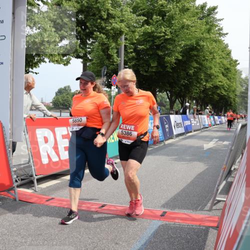 15.06.2025 - REWE Women's Run Strokosch-Dieckow http://msf.ph/oto/7938411 15.06.2025 11:12:29 Ziel 5235, 5386, 5645, 5650 meine-sportfotos.de