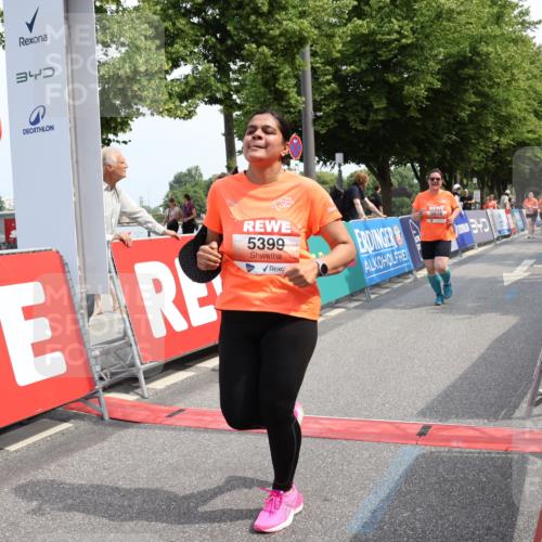 15.06.2025 - REWE Women's Run Strokosch-Dieckow http://msf.ph/oto/7938460 15.06.2025 11:12:37 Ziel 5399, 5678 meine-sportfotos.de