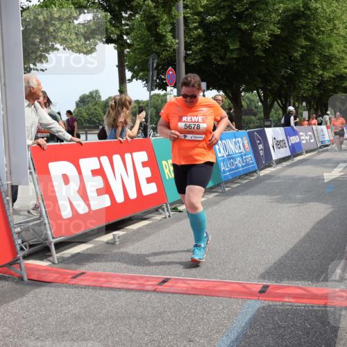 15.06.2025 - REWE Women's Run Strokosch-Dieckow http://msf.ph/oto/7938505 15.06.2025 11:12:39 Ziel 5399, 5678 meine-sportfotos.de