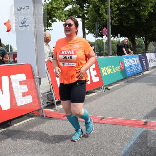 15.06.2025 - REWE Women's Run Strokosch-Dieckow http://msf.ph/oto/7938534 15.06.2025 11:12:40 Ziel 5366, 5399, 5678 meine-sportfotos.de