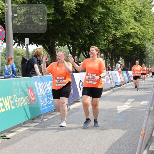 15.06.2025 - REWE Women's Run Strokosch-Dieckow http://msf.ph/oto/7938570 15.06.2025 11:12:45 Ziel 5002, 5366, 5413, 5678 meine-sportfotos.de