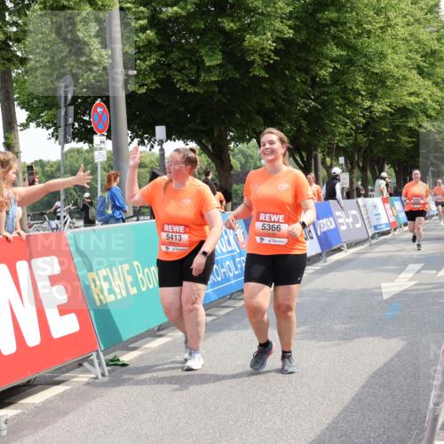 15.06.2025 - REWE Women's Run Strokosch-Dieckow http://msf.ph/oto/7938583 15.06.2025 11:12:46 Ziel 5002, 5366, 5413, 5678 meine-sportfotos.de
