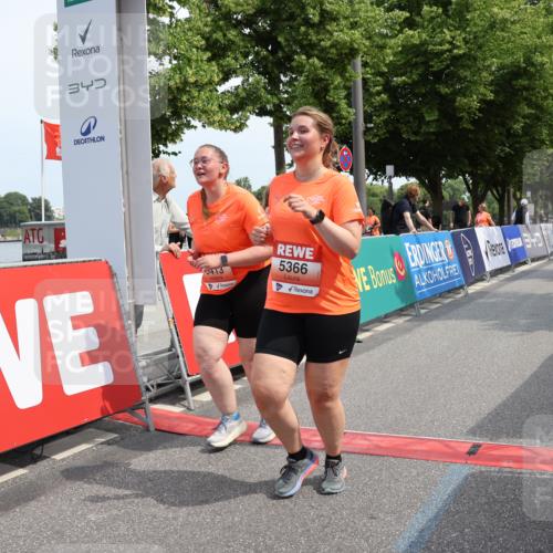15.06.2025 - REWE Women's Run Strokosch-Dieckow http://msf.ph/oto/7938603 15.06.2025 11:12:47 Ziel 5002, 5366, 5413 meine-sportfotos.de