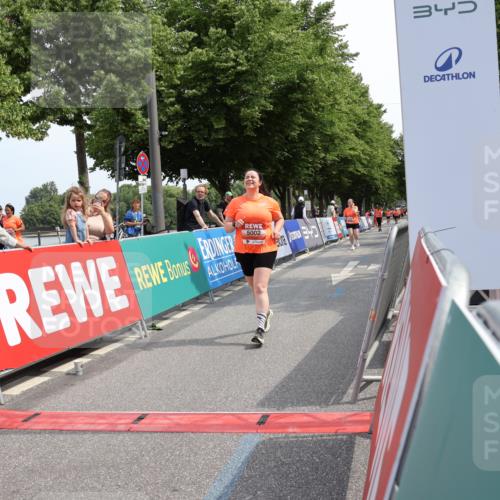 15.06.2025 - REWE Women's Run Strokosch-Dieckow http://msf.ph/oto/7938634 15.06.2025 11:12:51 Ziel 5002, 5168, 5366, 5413 meine-sportfotos.de