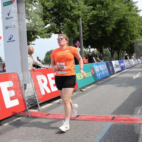 15.06.2025 - REWE Women's Run Strokosch-Dieckow http://msf.ph/oto/7938678 15.06.2025 11:12:57 Ziel 5002, 5168 meine-sportfotos.de