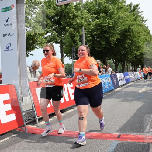 15.06.2025 - REWE Women's Run Strokosch-Dieckow http://msf.ph/oto/7938812 15.06.2025 11:13:21 Ziel 5106, 5320, 5675 meine-sportfotos.de