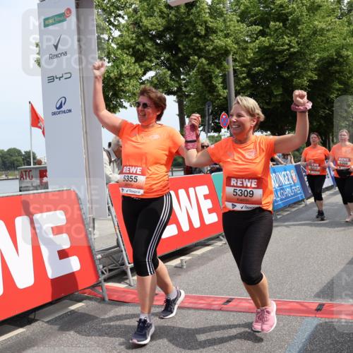 15.06.2025 - REWE Women's Run Strokosch-Dieckow http://msf.ph/oto/7938944 15.06.2025 11:13:32 Ziel 5106, 5309, 5317, 5355, 5369, 5482 meine-sportfotos.de