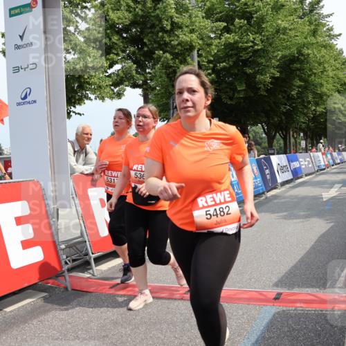 15.06.2025 - REWE Women's Run Strokosch-Dieckow http://msf.ph/oto/7938976 15.06.2025 11:13:34 Ziel 5106, 5309, 5317, 5355, 5369, 5482 meine-sportfotos.de