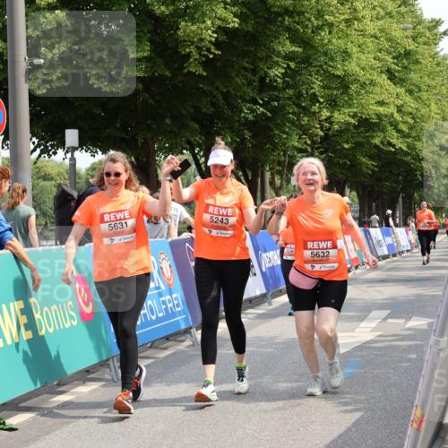 15.06.2025 - REWE Women's Run Strokosch-Dieckow http://msf.ph/oto/7939005 15.06.2025 11:13:53 Ziel 5243, 5287, 5631, 5632 meine-sportfotos.de