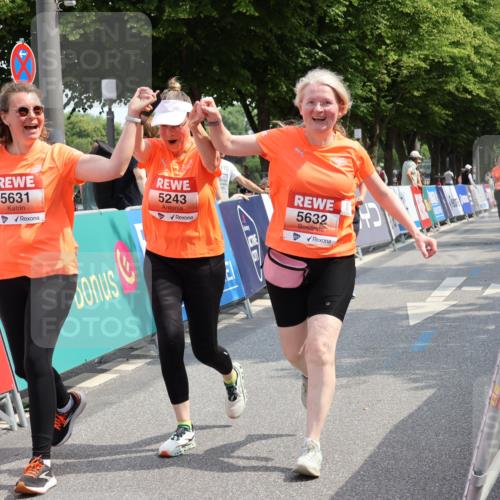 15.06.2025 - REWE Women's Run Strokosch-Dieckow http://msf.ph/oto/7939015 15.06.2025 11:13:54 Ziel 5243, 5287, 5631, 5632 meine-sportfotos.de