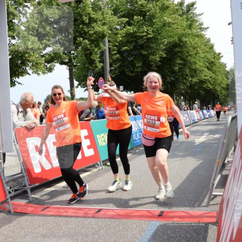 15.06.2025 - REWE Women's Run Strokosch-Dieckow http://msf.ph/oto/7939026 15.06.2025 11:13:54 Ziel 5243, 5287, 5631, 5632 meine-sportfotos.de