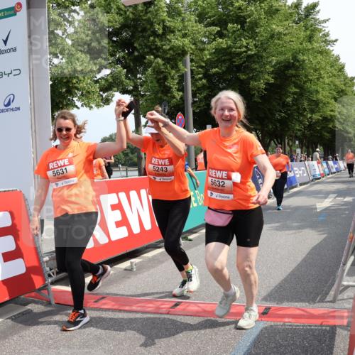 15.06.2025 - REWE Women's Run Strokosch-Dieckow http://msf.ph/oto/7939041 15.06.2025 11:13:55 Ziel 5243, 5287, 5631, 5632 meine-sportfotos.de