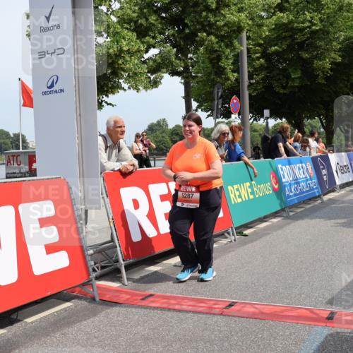 15.06.2025 - REWE Women's Run Strokosch-Dieckow http://msf.ph/oto/7939086 15.06.2025 11:13:58 Ziel 5243, 5287, 5631, 5632 meine-sportfotos.de