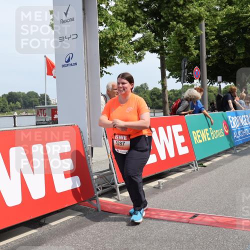 15.06.2025 - REWE Women's Run Strokosch-Dieckow http://msf.ph/oto/7939095 15.06.2025 11:13:58 Ziel 5243, 5287, 5631, 5632 meine-sportfotos.de