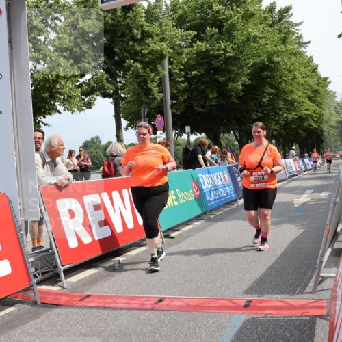 15.06.2025 - REWE Women's Run Strokosch-Dieckow http://msf.ph/oto/7939186 15.06.2025 11:14:15 Ziel 5330, 5466 meine-sportfotos.de