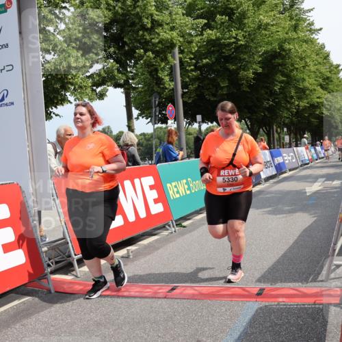 15.06.2025 - REWE Women's Run Strokosch-Dieckow http://msf.ph/oto/7939207 15.06.2025 11:14:15 Ziel 5330, 5466 meine-sportfotos.de