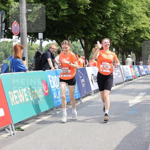 15.06.2025 - REWE Women's Run Strokosch-Dieckow http://msf.ph/oto/7939249 15.06.2025 11:14:22 Ziel 5152, 5180, 5330, 5466 meine-sportfotos.de