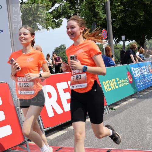 15.06.2025 - REWE Women's Run Strokosch-Dieckow http://msf.ph/oto/7939314 15.06.2025 11:14:23 Ziel 5152, 5180 meine-sportfotos.de