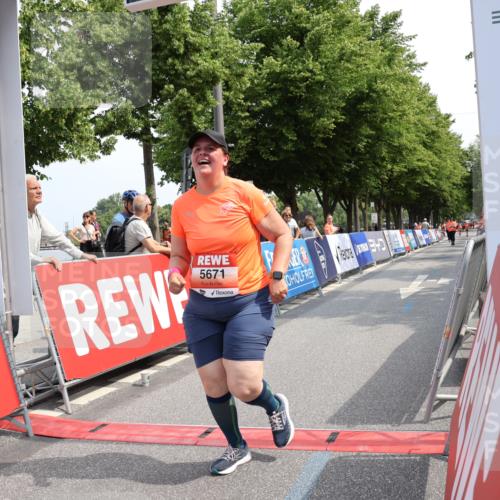 15.06.2025 - REWE Women's Run Strokosch-Dieckow http://msf.ph/oto/7939349 15.06.2025 11:14:50 Ziel 5671 meine-sportfotos.de