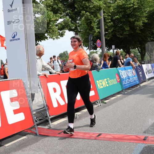 15.06.2025 - REWE Women's Run Strokosch-Dieckow http://msf.ph/oto/7939434 15.06.2025 11:15:07 Ziel 5322, 5481 meine-sportfotos.de