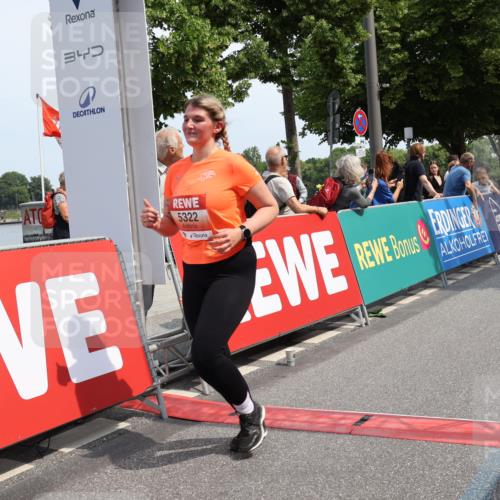 15.06.2025 - REWE Women's Run Strokosch-Dieckow http://msf.ph/oto/7939444 15.06.2025 11:15:07 Ziel 5322, 5481 meine-sportfotos.de