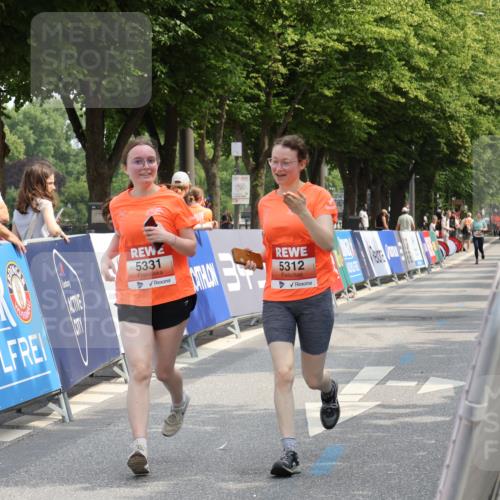 15.06.2025 - REWE Women's Run Strokosch-Dieckow http://msf.ph/oto/7939459 15.06.2025 11:15:14 Ziel 5312, 5331 meine-sportfotos.de